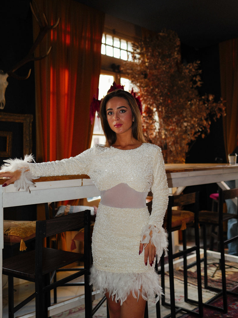 Robe à manches pailletées en plumes blanches