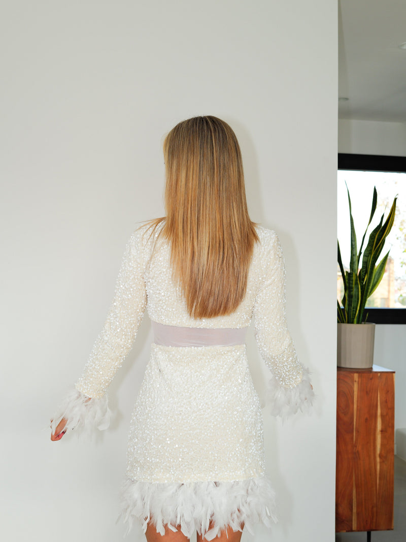 Robe à manches pailletées en plumes blanches
